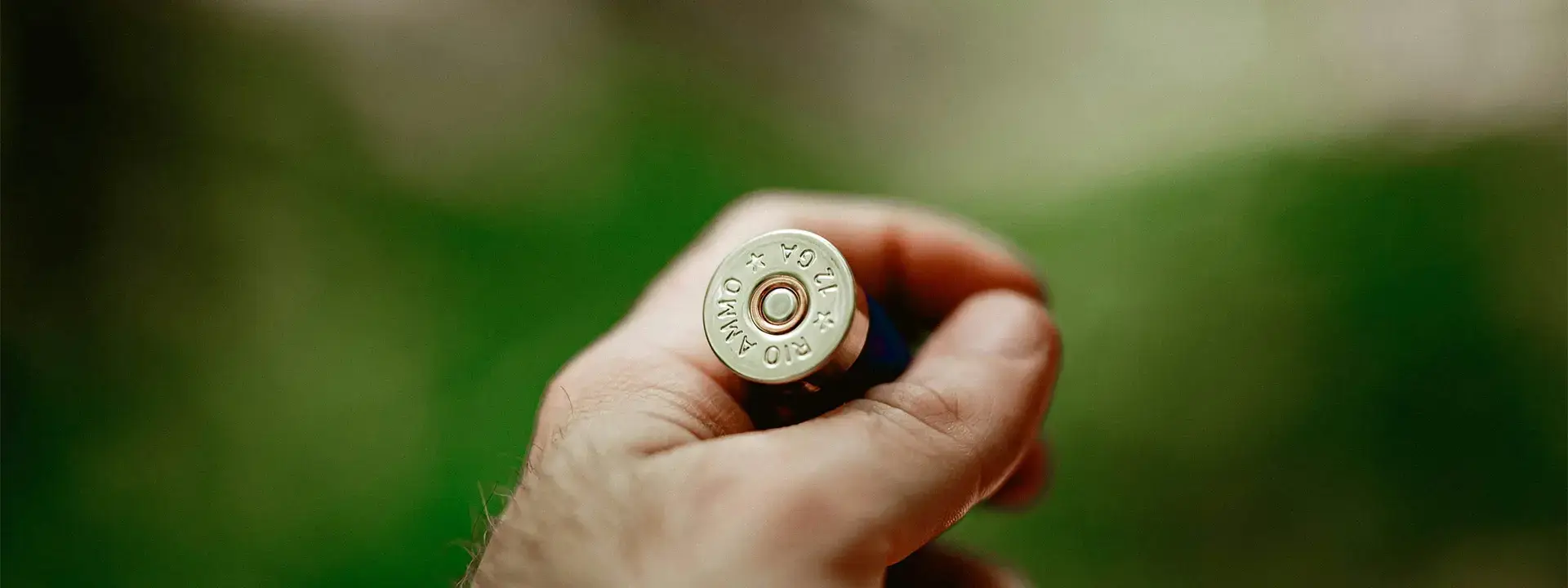 Forskellige typer jagtammunition lagt op på bord – illustrerer valg af kaliber og kugletyper til jagt