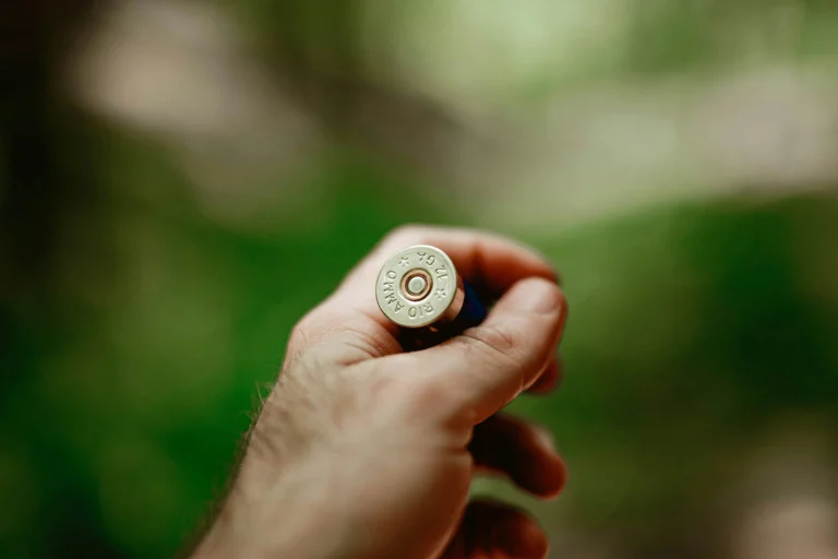 Forskellige typer jagtammunition lagt op på bord – illustrerer valg af kaliber og kugletyper til jagt